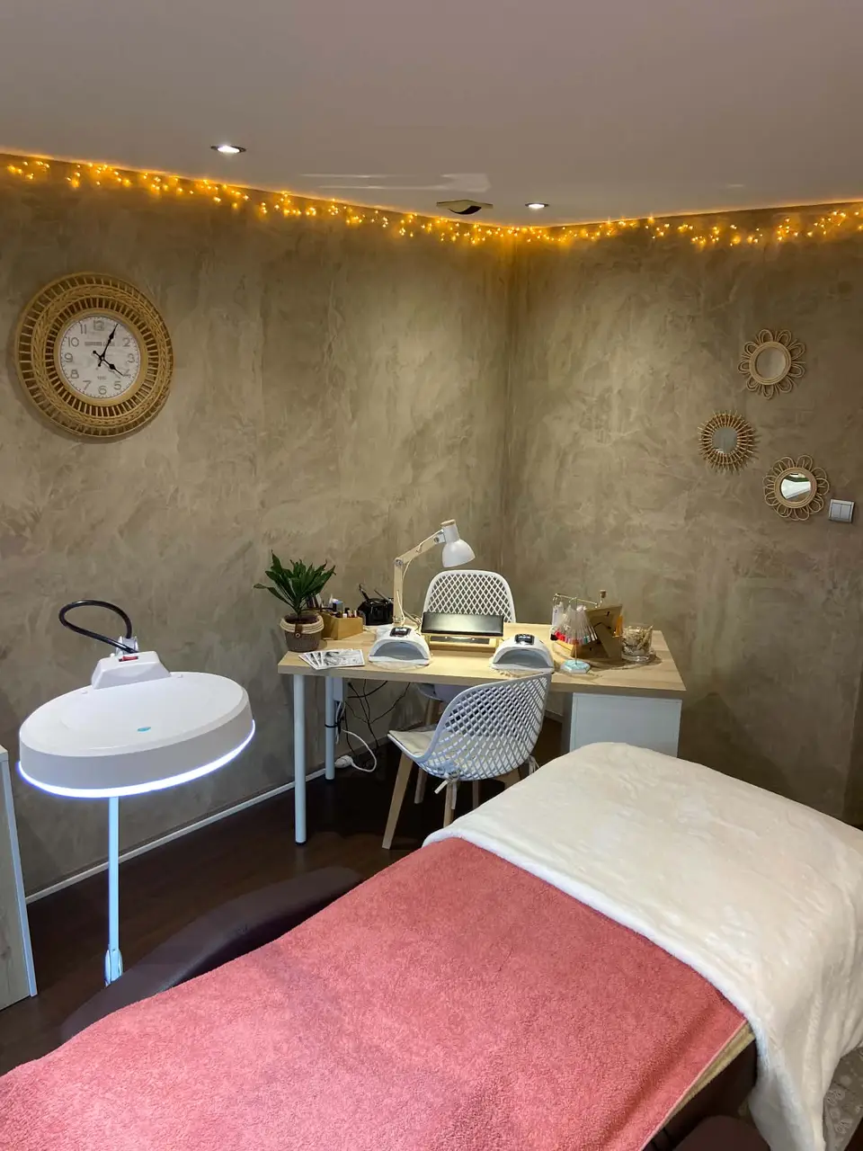 Cabine cocooning avec guirlande lumineuse et horloge