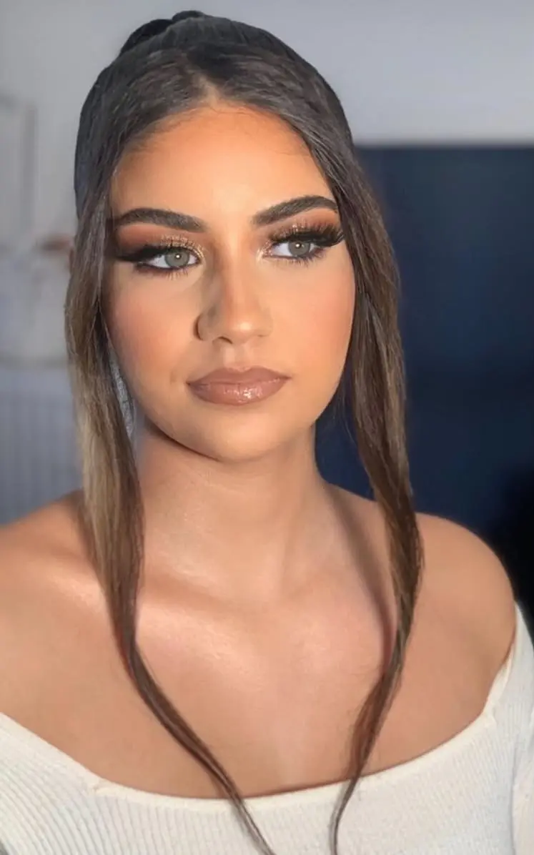 Maquillage lumineux et regard intensifié