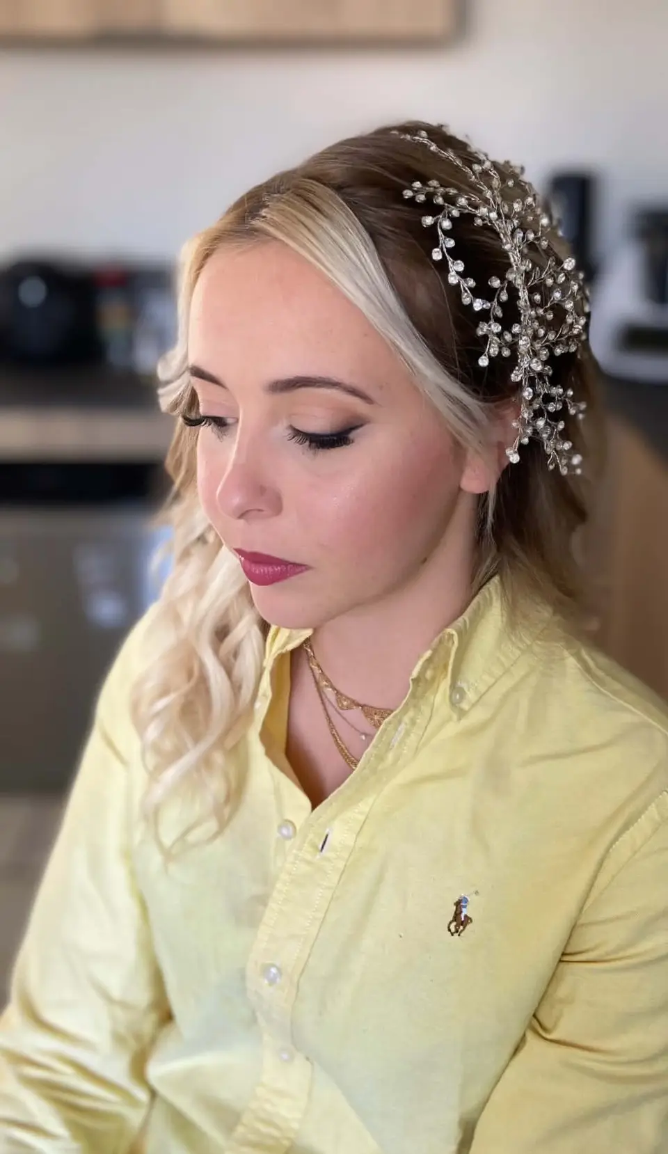 Mariée avec bijou de coiffure et maquillage rosé