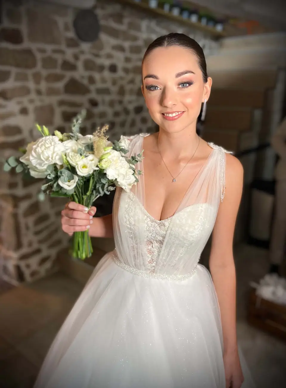 Mariée radieuse au bouquet de fleurs blanches