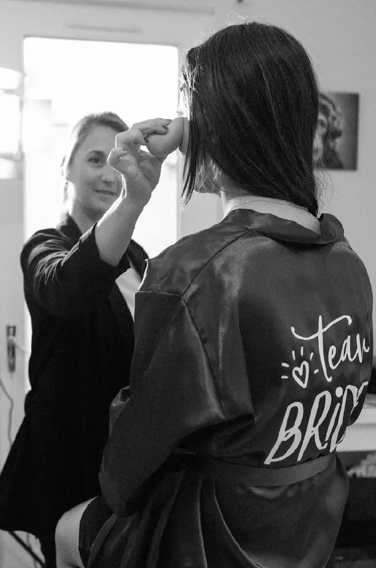 Préparation de la mariée « Team Bride » en noir et blanc
