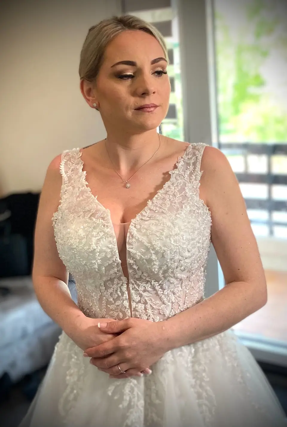 Mariée en robe de dentelle, maquillage naturel et frais