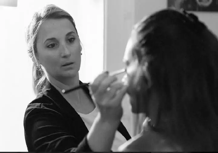 Moment de préparation minutieux et concentré en noir et blanc