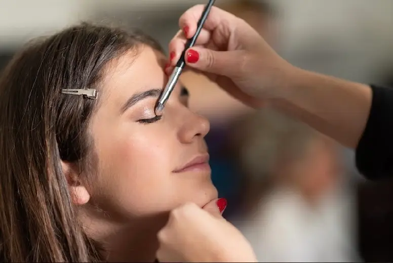 Épilation soignée et restructuration des sourcils à la pince